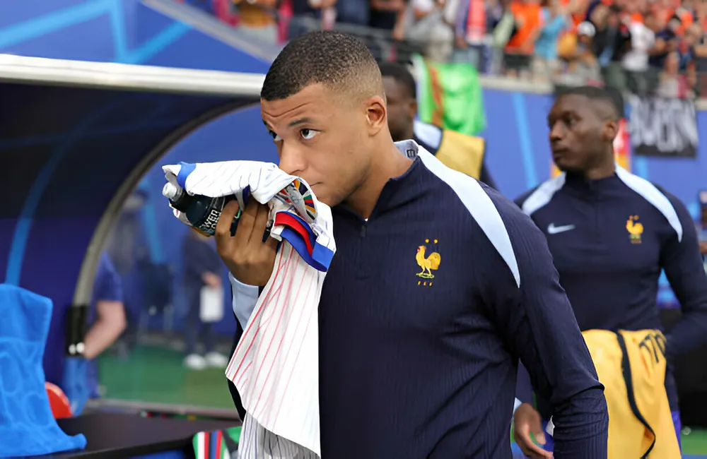 Mbappe hôn lên chiếc áo đấu đội tuyển Pháp. Ảnh: GETTY mbappe-tren-ghe-du-bi-1.jpg