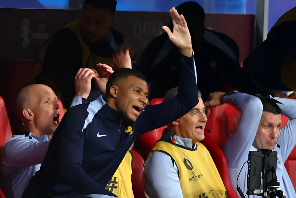 Mbappe trên ghế dự bị tiếc nuối cơ hội ghi bàn bị các đồng đội bỏ lỡ. Mbappe trên ghế dự bị