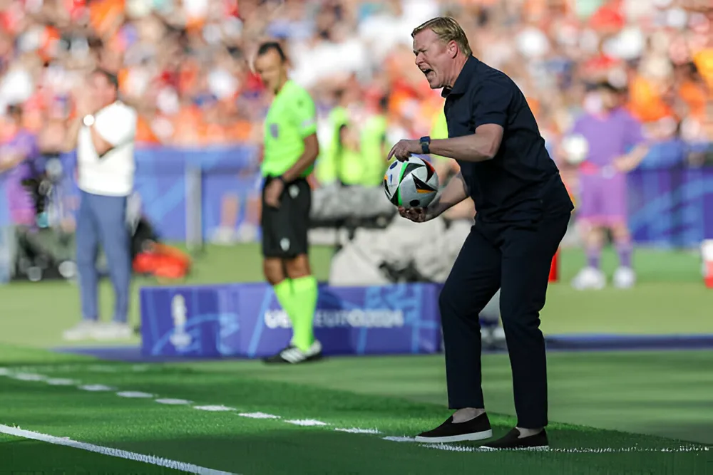 HLV Hà Lan Koeman đốc thúc các học trò trong trận thua Áo 2-3. Ảnh: GETTY HLV Hà Lan Koeman