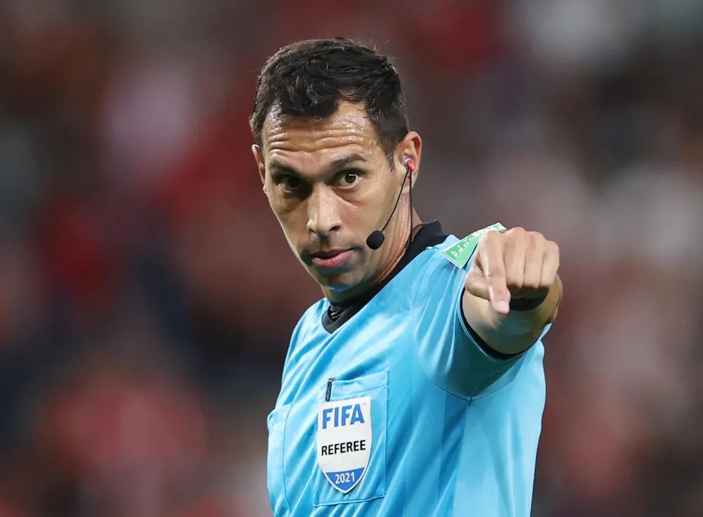 Trọng tài người Argentina Facundo Tello. thu-lao-cua-trong-tai-1.jpeg