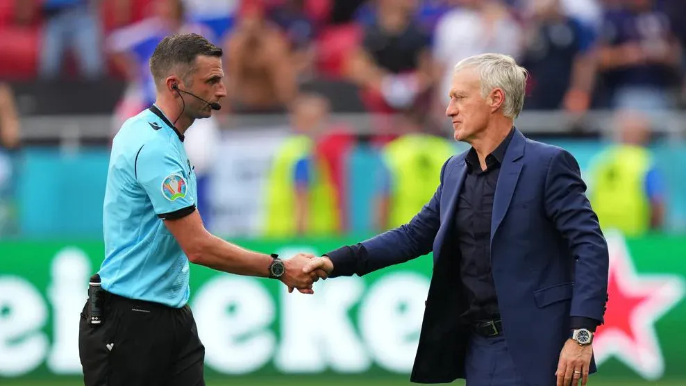 Michael Oliver bắt tay HLV trưởng đội tuyển Pháp. Ảnh: UEFA thu-lao-cua-trong-tai-3.jpeg