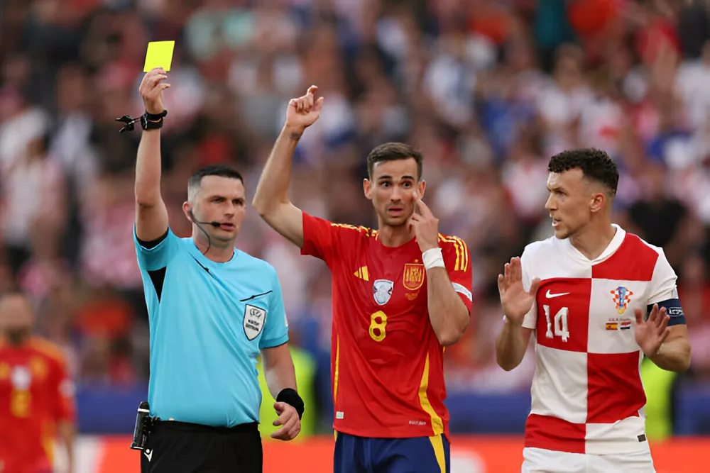 Trọng tại người Anh Michael Oliver rút thẻ vàng phạt tuyển thủ Tây Ban Nha Rodri. Ảnh: GETTY thù lao của trọng tài