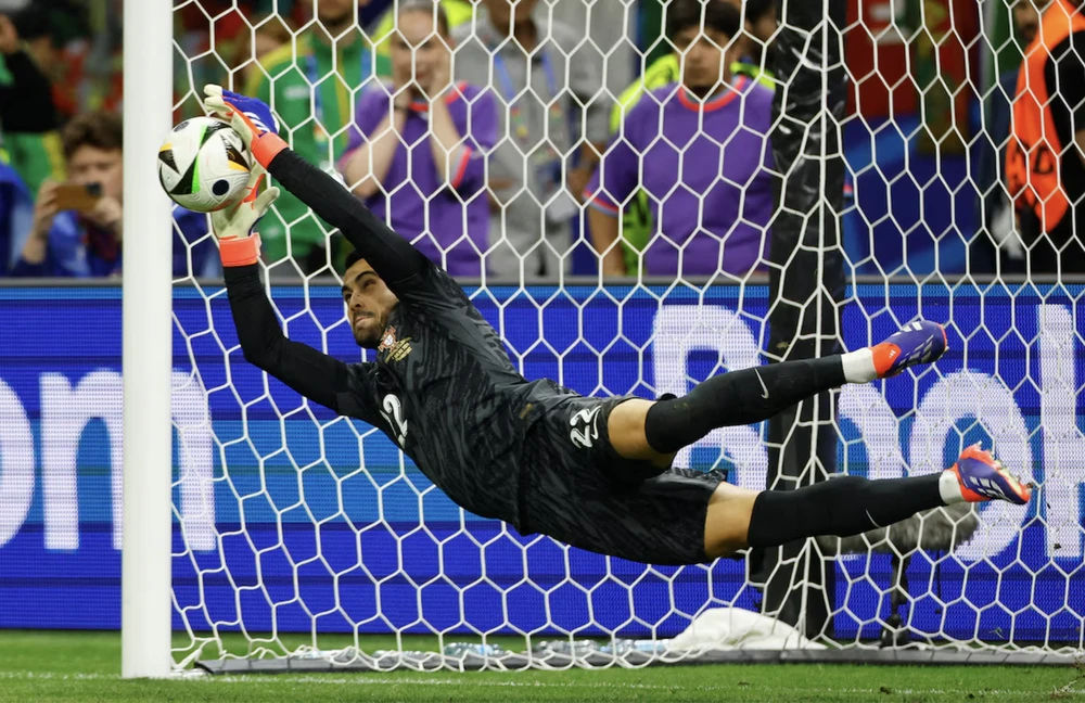 người hùng Diogo Costa