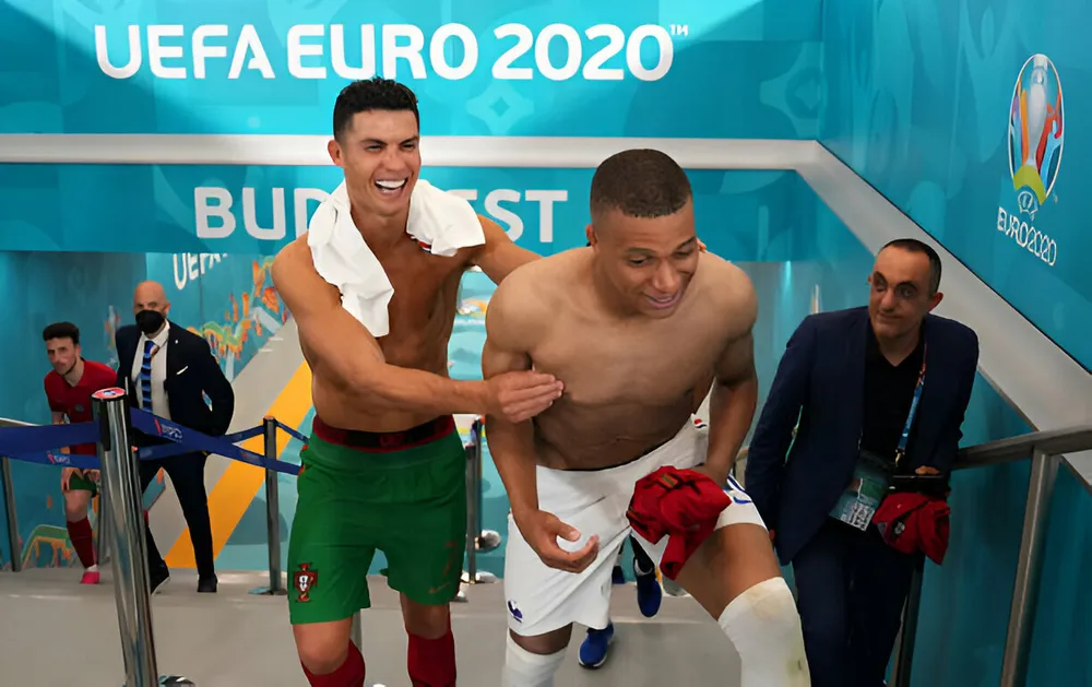 Ronaldo và Mbappe trao đổi áo đấu sau trận đấu bảng F, tại Euro 2020. kylian-mbappe-phan-khich-2.jpg