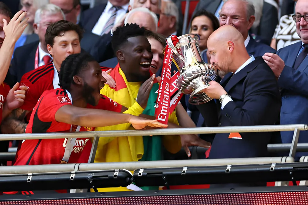 Erik Ten Hag sẽ dẫn dắt MU đến hết mùa giải 2026. Ảnh: GETTY MU gia hạn hợp đồng