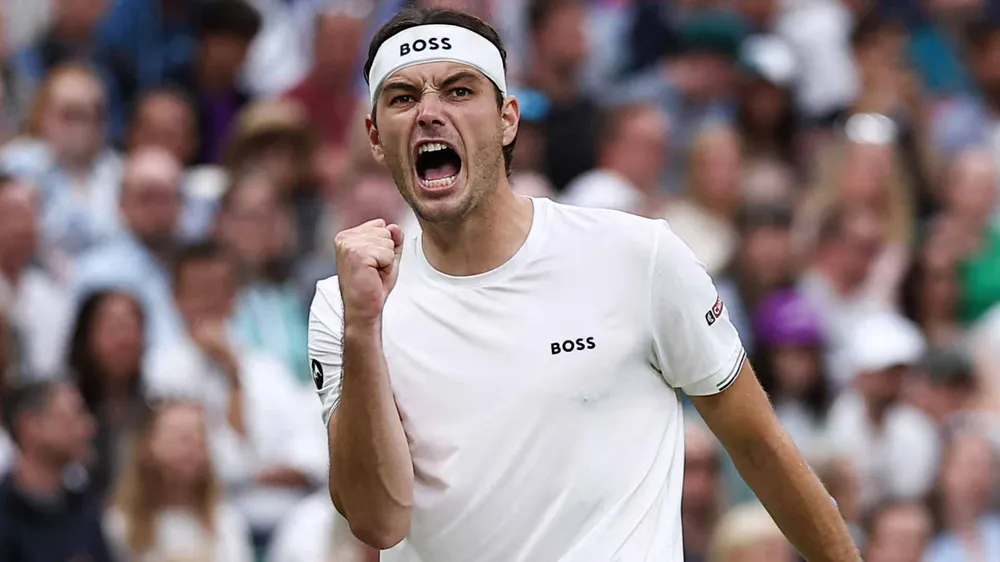 Taylor Fritz mừng trận thắng vào tứ kết Grand Slam sân cỏ. fritz-wimbledon.jpeg