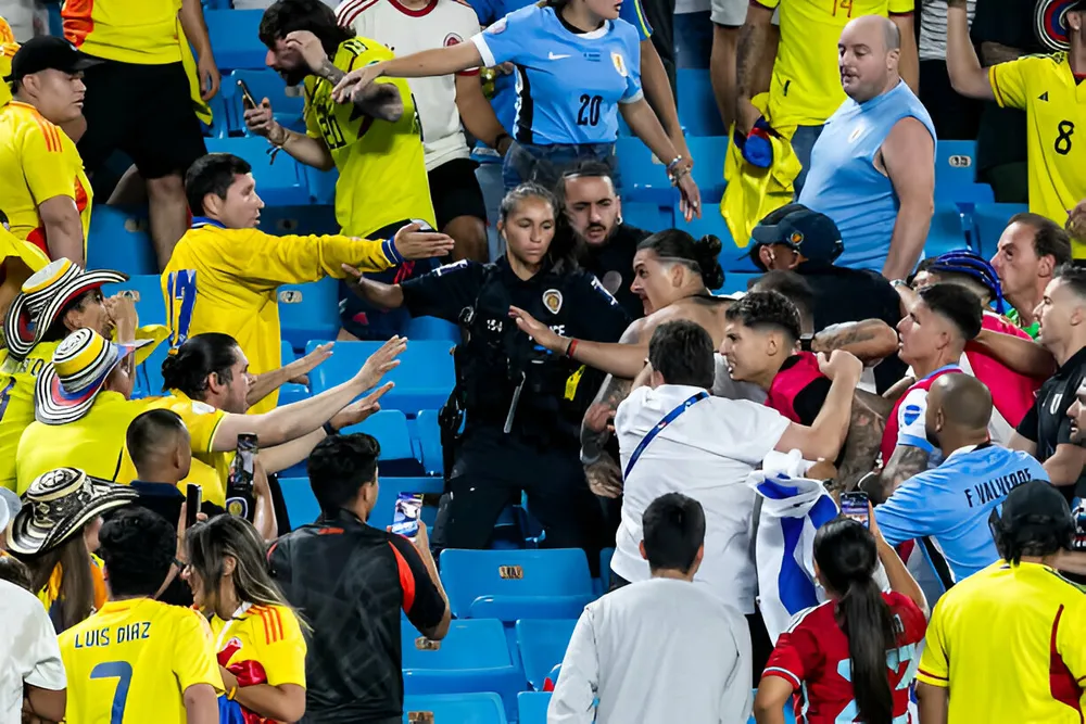 Nunez lao lên khán đài ăn thua đủ với CĐV Colombia. Ảnh: GETTY ẩu đả dữ dội