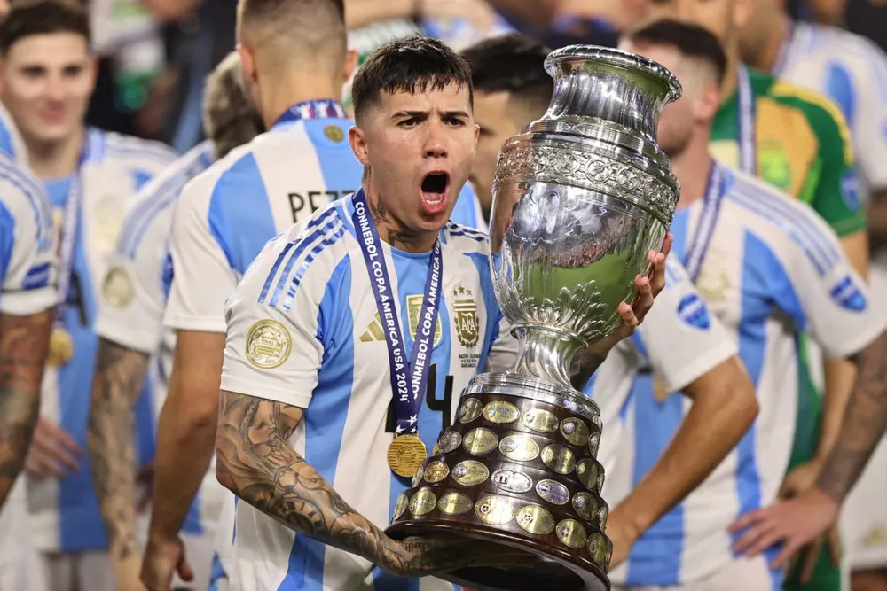 Sau khi nâng cúp vô địch Copa America, tiền vệ Enzo khiến Argentina khó thoát án phạt nặng. Ảnh: GETTY Argentina khó thoát án phạt nặng