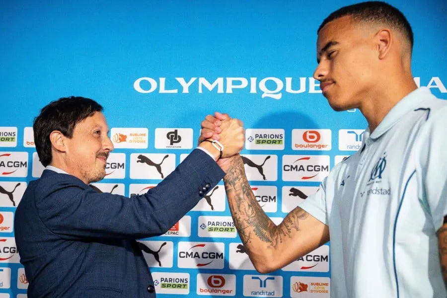 Chủ tịch CLB Pablo Longoria bắt tay tân binh Greenwood tại lễ ra mắt. Ảnh: AFP Cựu sao MU Mason Greenwood