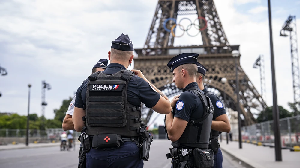 Các tay súng bắn tỉa được bố trí dọc sông Seine trong lễ khai mạc Olympic Paris. Các tay súng bắn tỉa