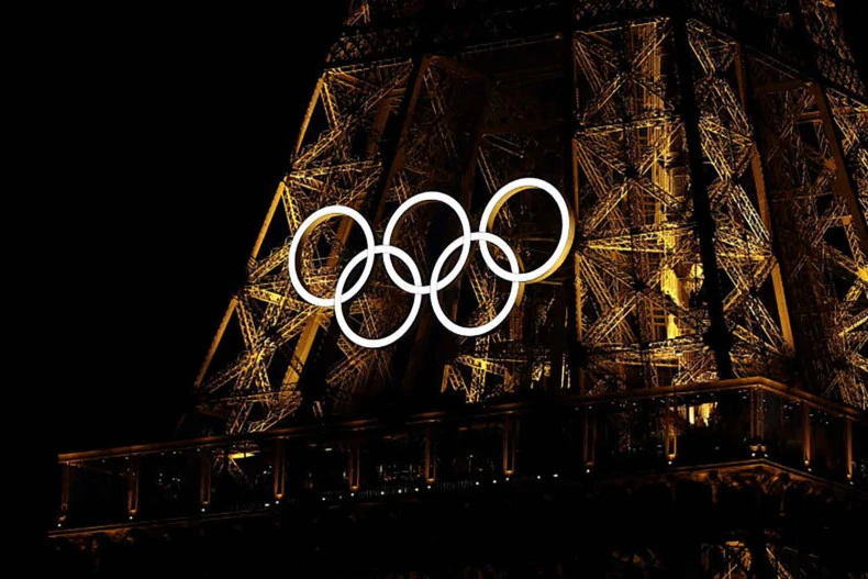 Tháp Eiffel nổi bật trong đêm với biểu tượng của Olympic. Olympic Paris 2024