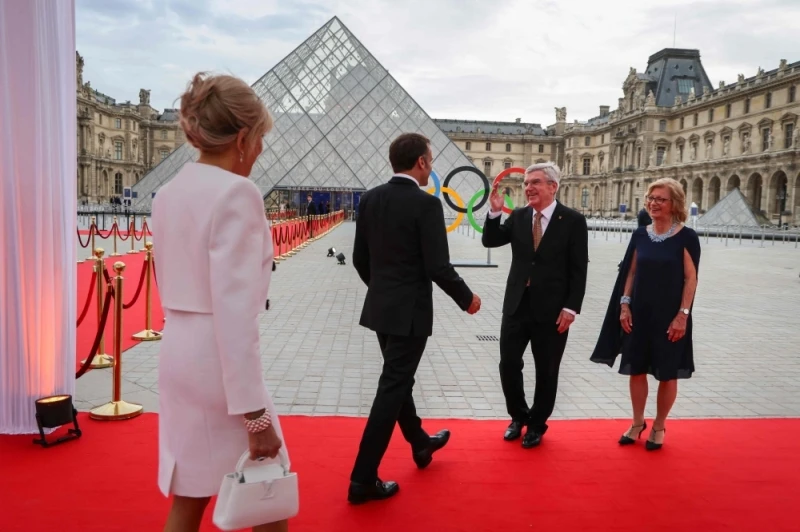 Tổng thống Pháp Emmanuel Macron chào đón chủ tịch Ủy ban Olympic Quốc tế Thomas Bach. Ảnh: AFP tong-thong-phap-macron.jpg