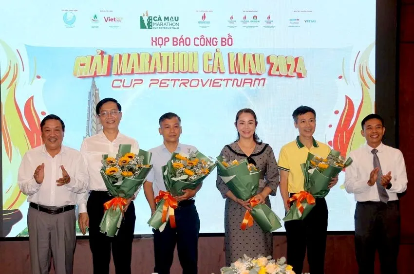 GĐ Sở VHTT-DL tỉnh Cà Mau, Ông Trần Hiếu Hùng (trái) trao hoa cho các đơn vị tài trợ tại buổi họp báo công bố giải. Ảnh: DƯ HẢI diem-hen-ca-mau-2024-2.JPG