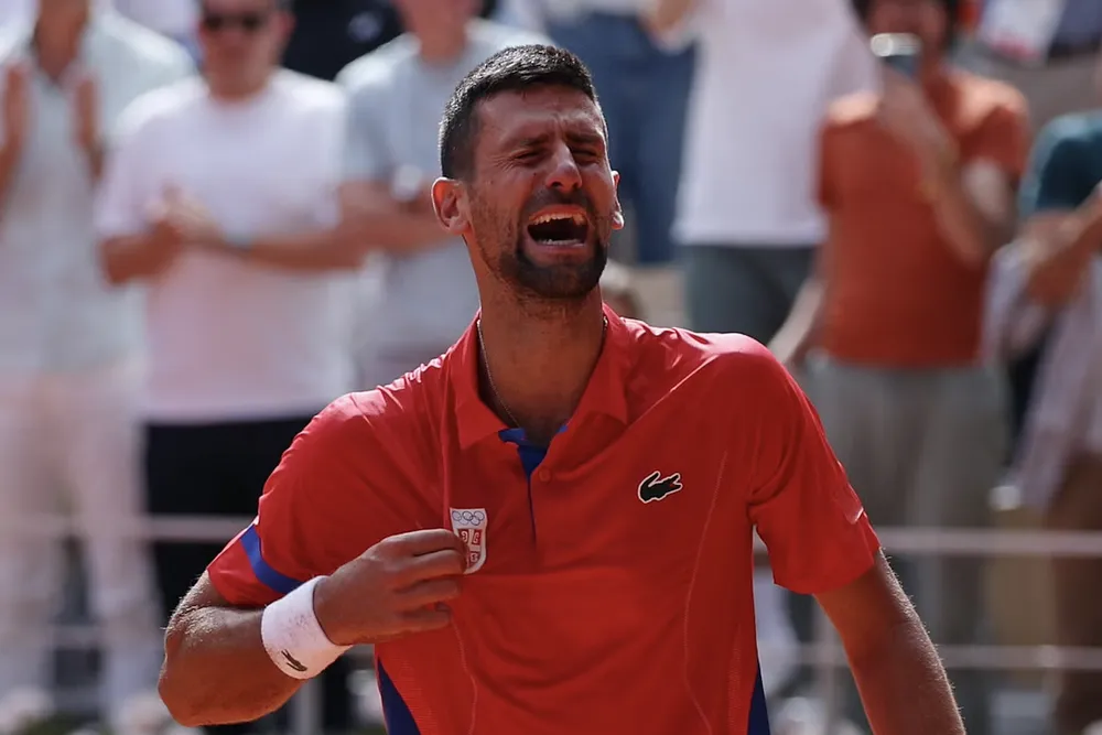 Novak Djokovic bật khóc