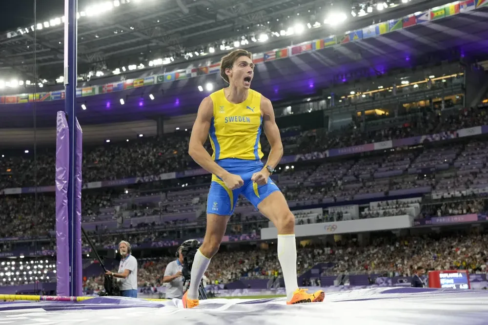 Mondo Duplantis vui mừng khi lập kỷ lục thế giới mới tại đấu trường OLympic. Ảnh: AP daplantis-ap.jpg