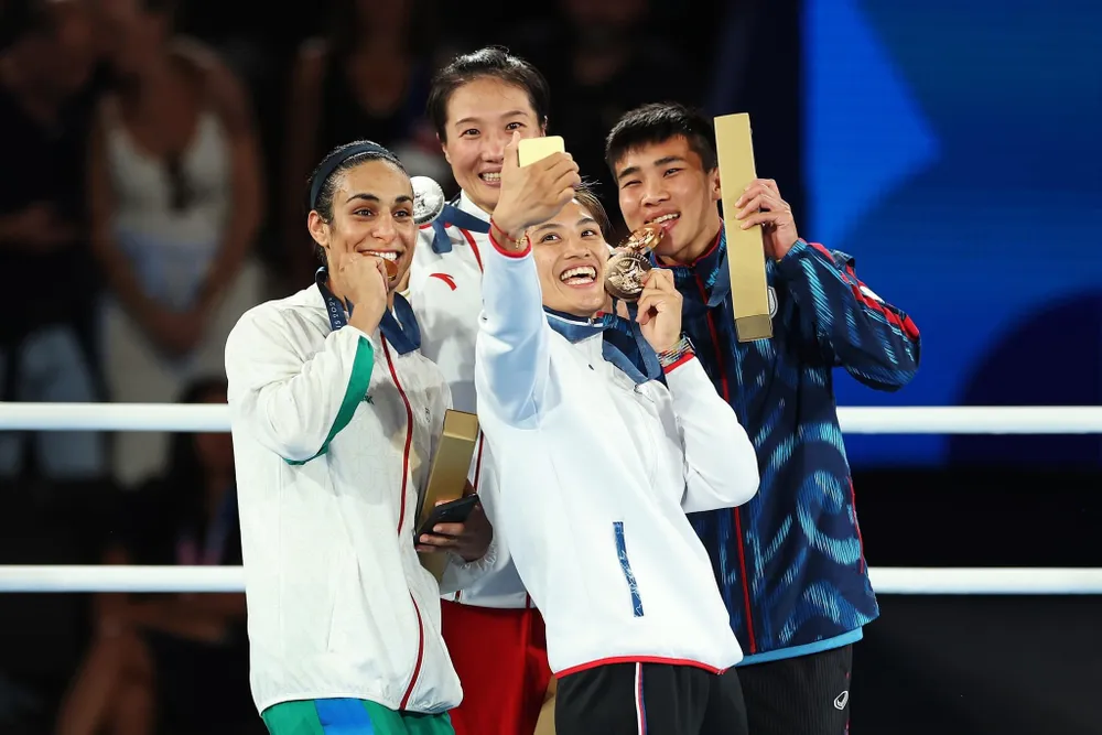 Bộ tứ giành huy chương hạng cân bán trung nữ tại Olympic Paris. vo-si-bi-nghi-ngo-ve-gioi-tinh.JPG