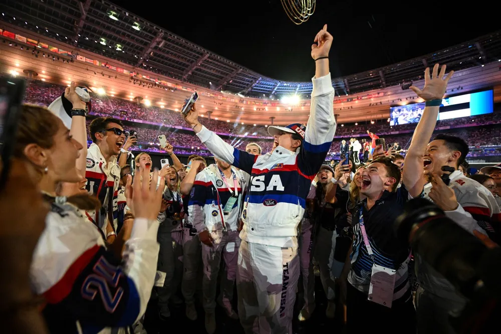 Các VĐV Mỹ ăn mừng ngôi nhất toàn đoàn. le-be-mac-olympic-paris-2.jpg