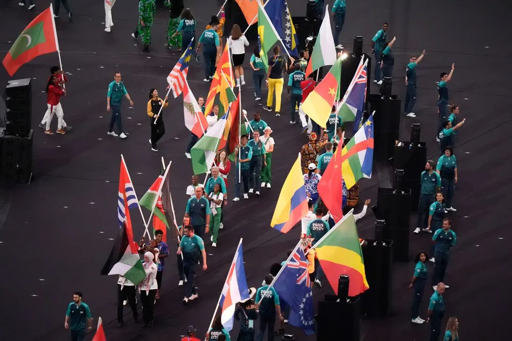 Các đoàn thể thao diễu hành vào buổi lễ bế mạc. le-be-mac-olympic-paris-9.jpg