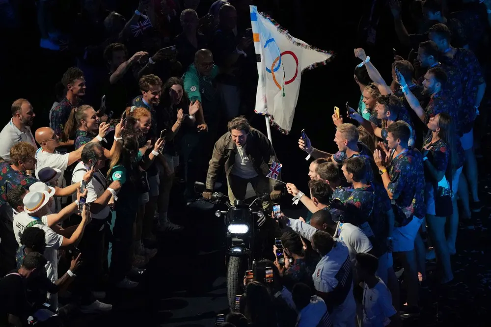 Tom Cruise chạy môtô giữa vòng vây của các VĐV. Olympic Paris 2024 bế mạc