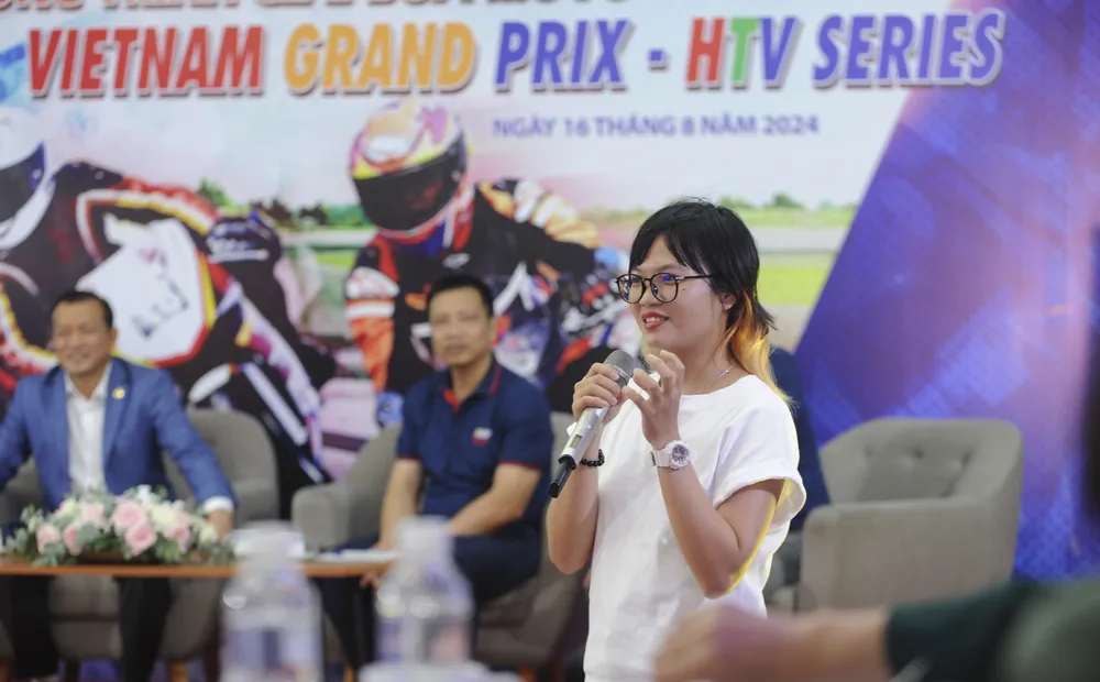 Nữ tay đua môtô Hải Yến phát biểu tại cuộc họp báo. Ảnh: MINH QUÂN giải đua môtô Grand Prix HTV