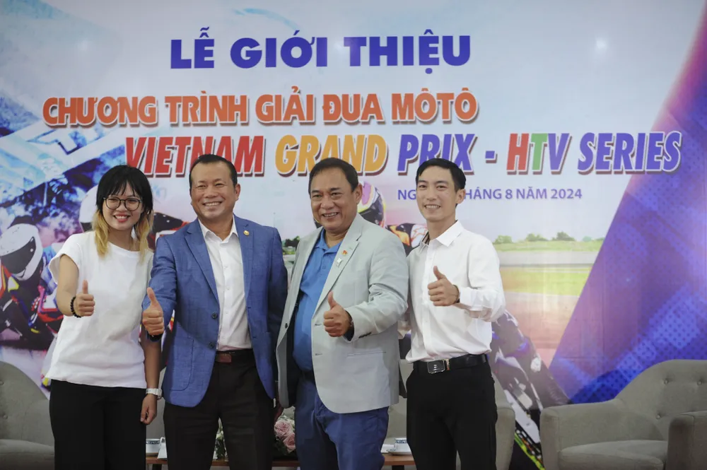 Tay đua Tô Hà Đông Nghi (phải) chụp ảnh lưu niệm cùng các đại biểu. Ảnh: MINH QUÂN giai-dua-moto-grand-prix-htv-2.JPG