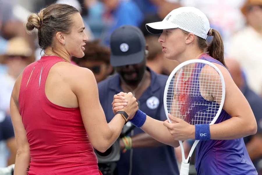 Swiatek bắt tay chúc mừng Sabalenka. doi-thu-so-1-the-gioi-1.jpg