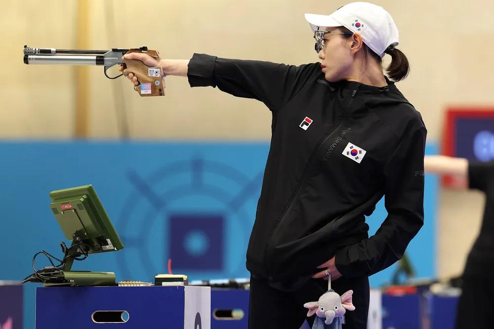 Phong cách bất cần đời khiến Kim Ye-ji nổi tiếng khắp thế giới. Ảnh: REUTERS nữ xạ thủ Hàn Quốc