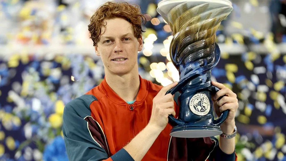 Sinner nâng cúp vô địch Cincinnati Open. Ảnh: ATP tay-vot-so-1-the-gioi.jpg