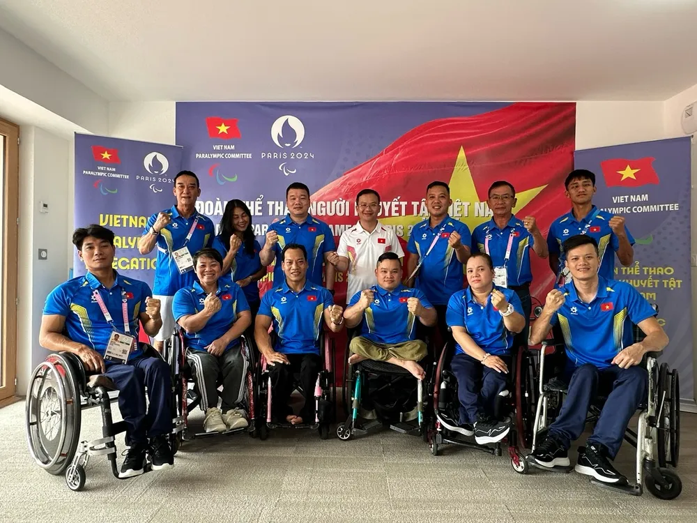 Đoàn thể thao người khuyết tật Việt Nam tại Paris. Ảnh: THU SÂM paralympic-viet-nam.JPG