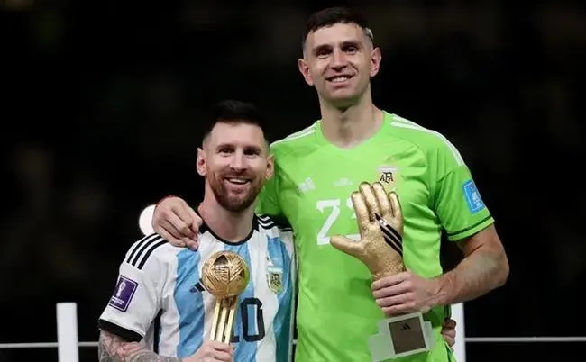 Messi hạnh phúc với chức vô địch World Cup nhờ tài năng của thủ môn Martinez. Ảnh: GETTY Sự nghiệp của Lionel Messi trọn vẹn
