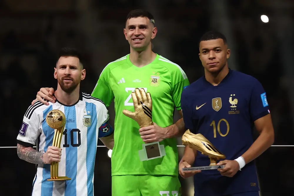Messi, Martinez và Mbappe nhận giải tại World Cup Qatar. su-nghiep-cua-lionel-messi-tron-ven-nho-2.jpg