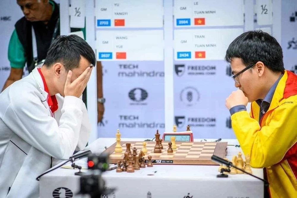 ĐKVĐ thế giới Ding Liren ôm mặt sau trận thua Lê Quang Liêm. Ảnh: FIDE cờ vua Việt Nam gây chấn động