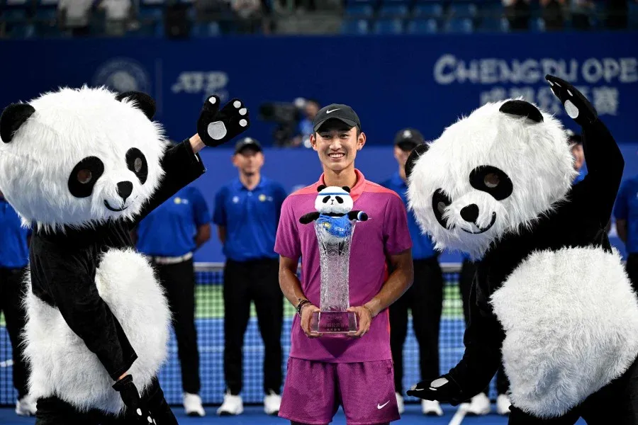 Shang Juichen lần đầu nâng cúp vô địch tại ATP Tour. Ảnh: AFP tay vợt tuổi teen Trung Quốc