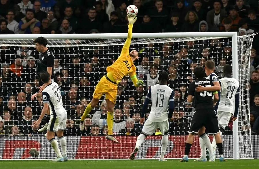 Thủ môn Tottenham, Guglielmo Vicario trong một pha giải nguy cho đội nhà ở trận đấu tại Europa League. tran-dai-chien-gap-manchester-united-1.jpg
