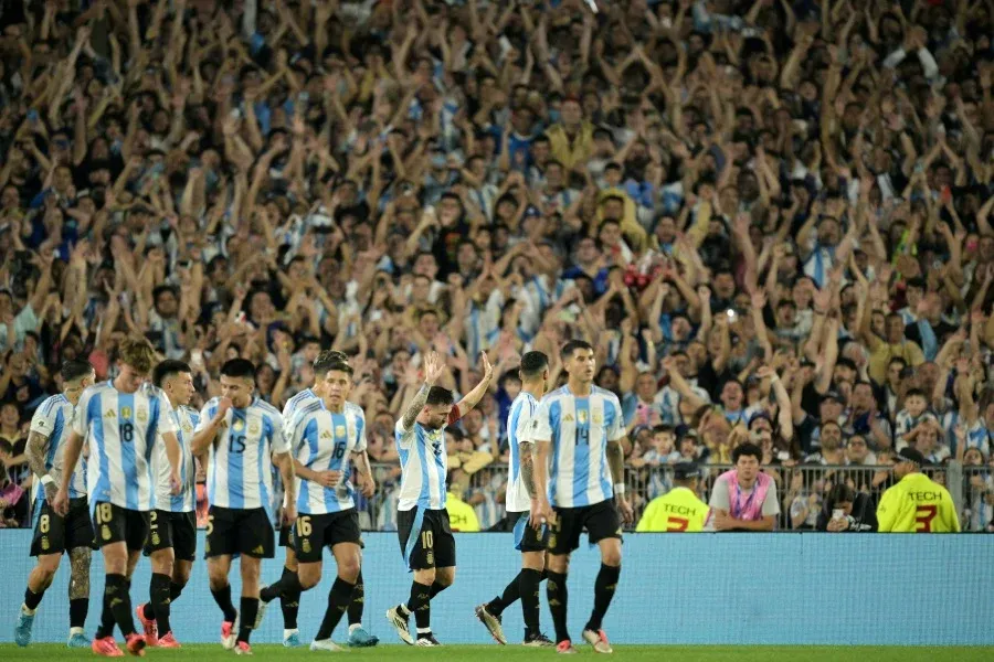 Messi vẫy tay chào CĐV đội tuyển Argentina. Ảnh: AFP sieu-sao-messi-lap-hat-trick-1.jpg