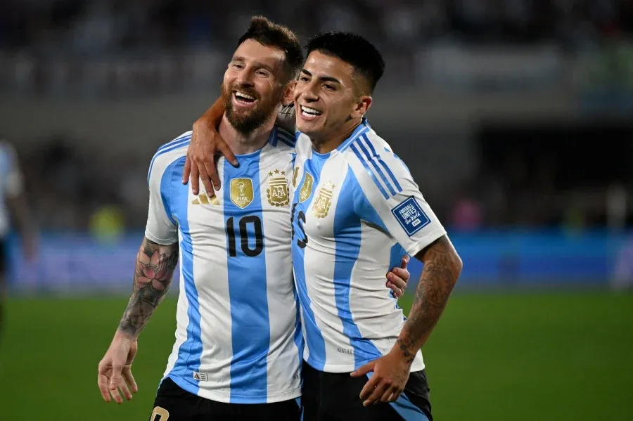 Messi ăn mừng hat-trick bàn thắng cùng Thiago Almada. Ảnh: AFP siêu sao Messi lập hat-trick