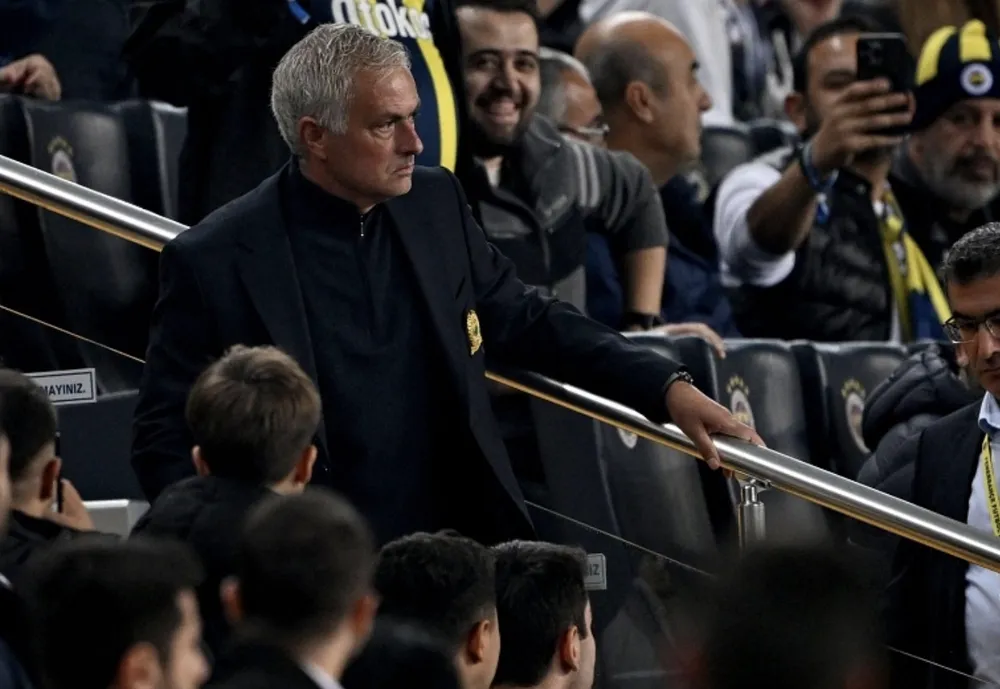 HLV Mourinho mỉa mai trọng tài