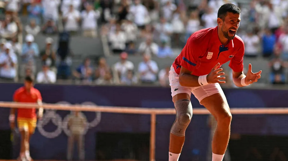 Khoảnh khắc Djokovic đánh bại Alcaraz tại chung kết Olympic Paris 2024. Ảnh: ATP djokovic-alcaraz-olympics.jpg