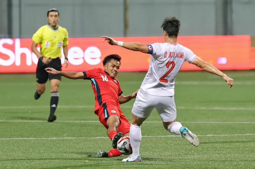 Tiền vệ Hami Syahin (trái) trong pha tranh chấp bóng với Duy Mạnh. Ảnh: KEVIN LIM đội tuyển Việt Nam