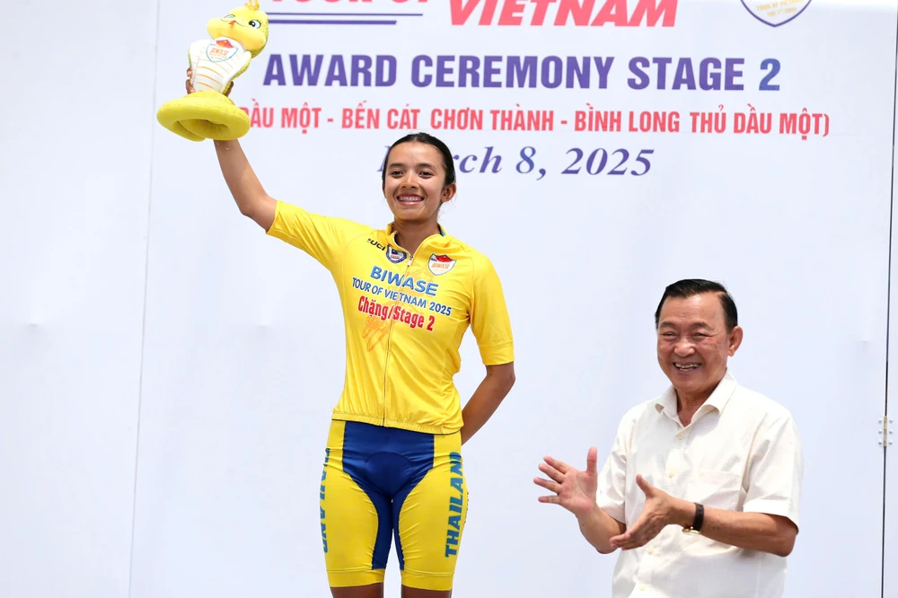 Chiến thuật đánh tráo áo vàng đã được người Thái chuyển giao cho tay đua Khaoplot Kamondara (trái). Chiến thuật đánh tráo áo vàng