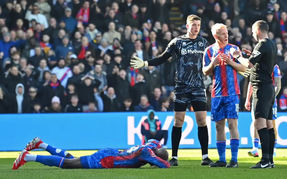 thủ môn bắt bóng cao chân