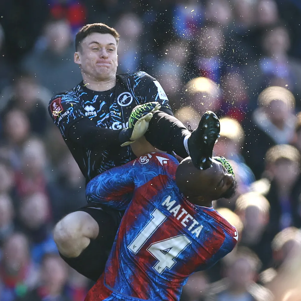 thủ môn bắt bóng cao