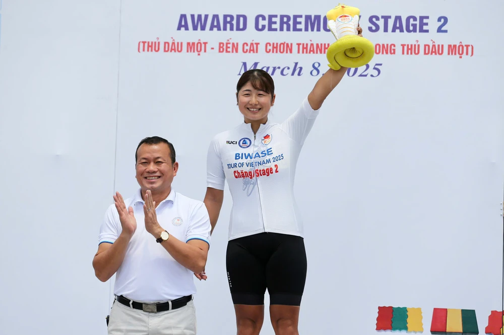 Tay đua giữ áo trắng sau hai chặng Watabe Kasuga. Watabe-Kasuga.jpg