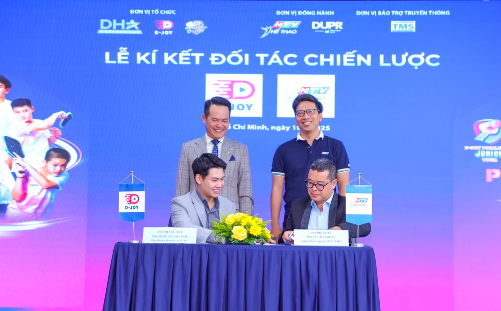 Đại diện của Pickleball D-Joy ký kết văn kiện hợp tác với HTV. phat-trien-pickleball-tai-viet-nam.jpg