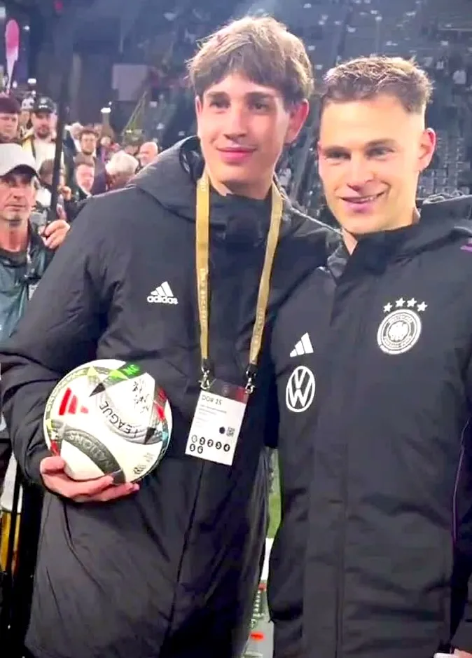 cậu bé nhặt bóng