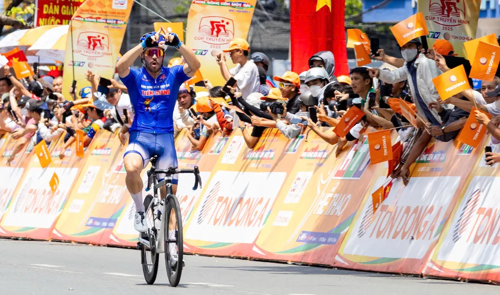 Nick Kergozou mừng chiến thắng ở Cần Thơ. chang-22-1.jpg