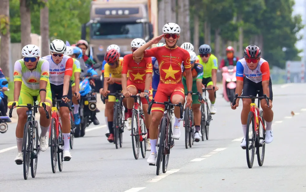 Áo trắng Cúp Truyền Hình