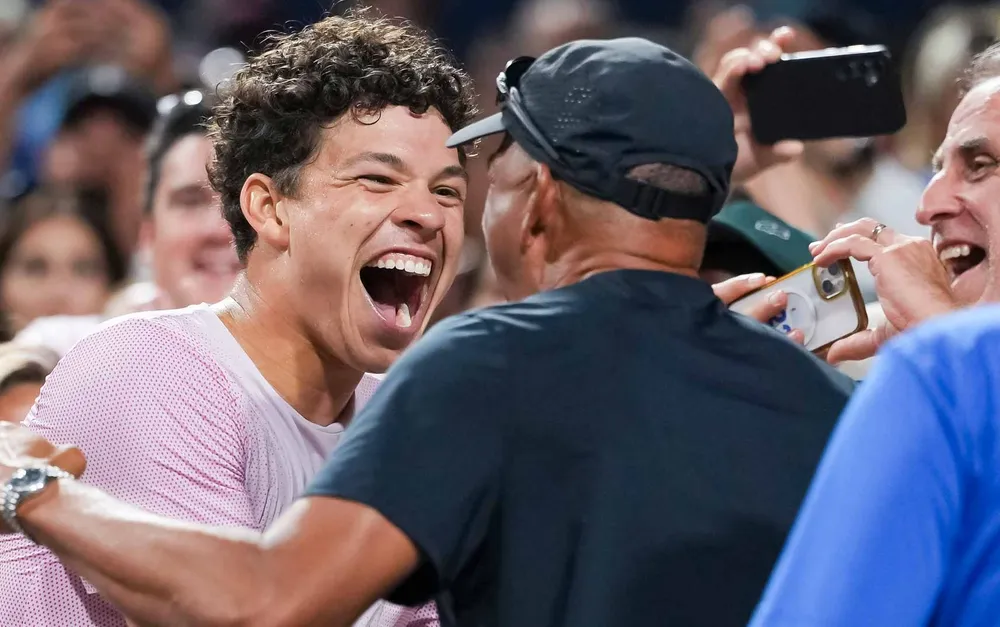 nâng cúp vô địch ATP Shelton