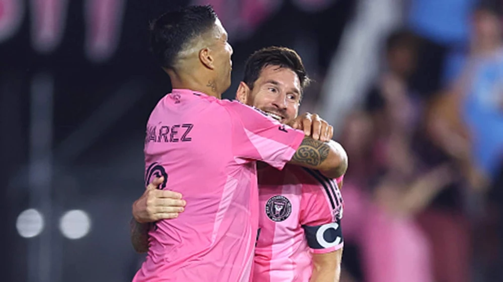 Messi lập siêu phẩm