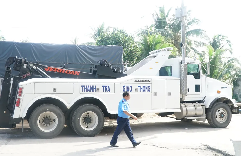 Cận cảnh chiếc xe kéo 'khủng' đang đậu tại BOT Cai Lậy ảnh 1